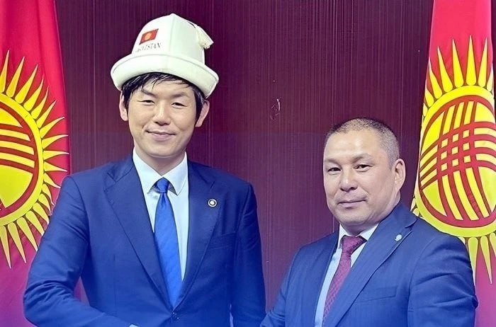Дене тарбия жана спорт агенттигинин директору Айбек Абдымомунов менен Майдзуру шаарынын мэри Акицу Камота
