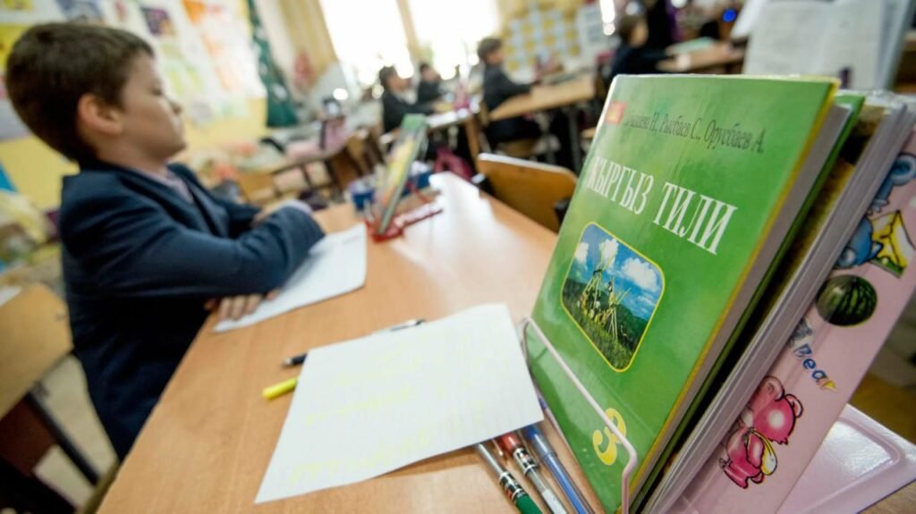 Мектепте кыргыз тили сабагы өтүп жатат
