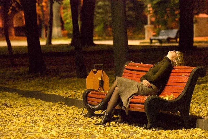 Женщина на скамейке