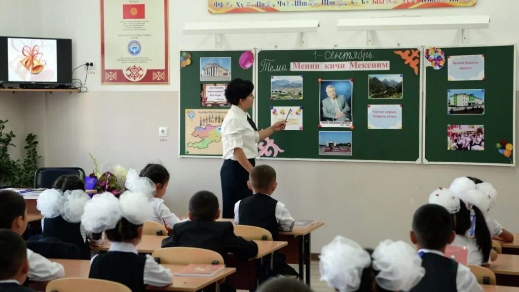 учитель у доски с учениками