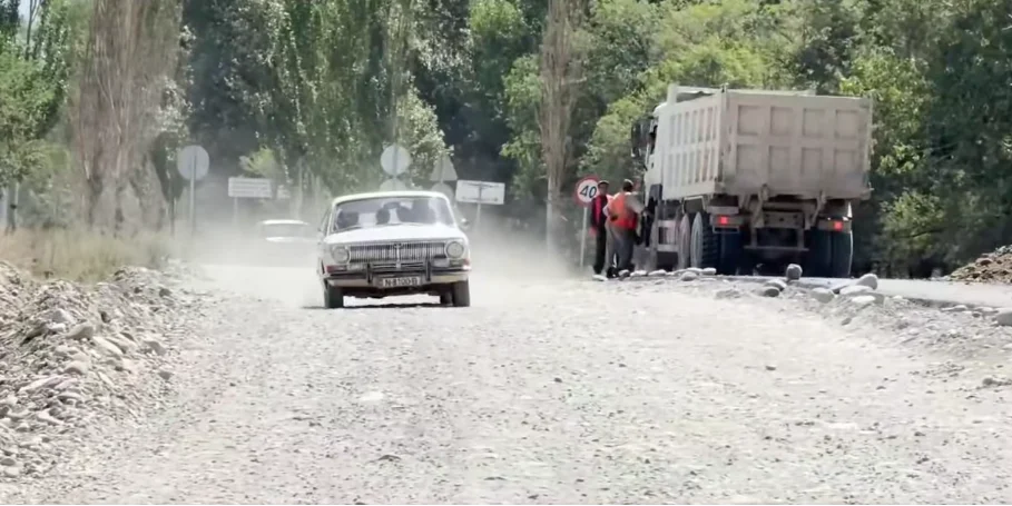 Машина на неасфальтированной дороге