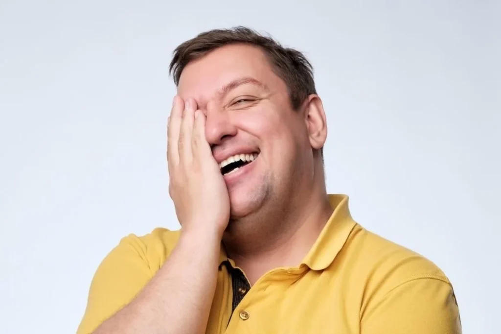 мужчина смеется