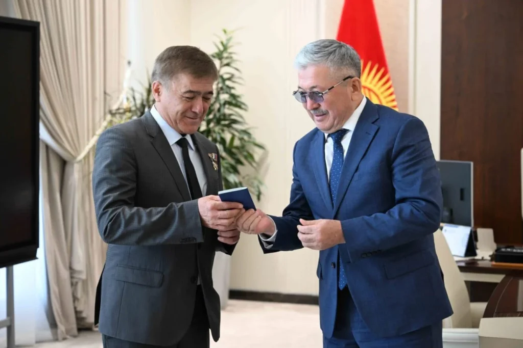 Председатель Кабинета министров и руководитель Администрации президента Адылбек Касымалиев вручил паспорт гражданина Кыргызской Республики космонавту, Герою Кыргызстана Салижану Шарипову.