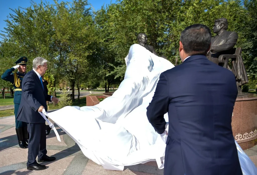 Президент Садыр Жапаров и президент Казахстана Касым-Жомарт Токаев сегодня в столице открыли памятник «Золотой мост дружбы».