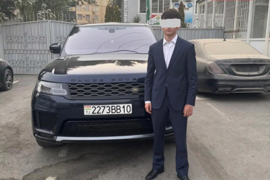 Парень рядом с Range Rover