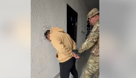 В Нарыне задержан мужчина, домогавшийся девушки, с которой познакомился в интернете