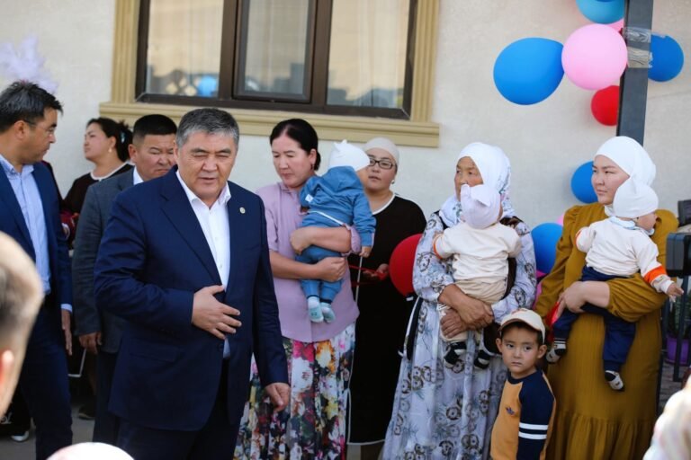 Камчыбек Ташиев үч эмдин энесине жаңы батир берди
