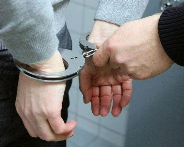 Руки в наручниках