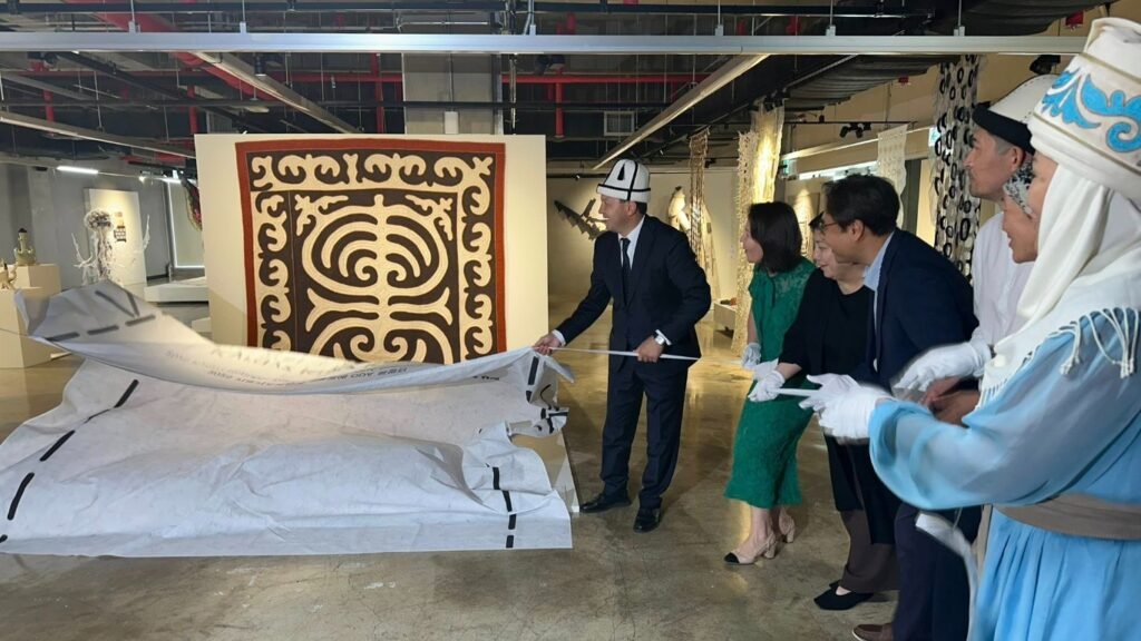 Кореяда кыргыз кийизинин көргөзмөсүнүн ачылышы