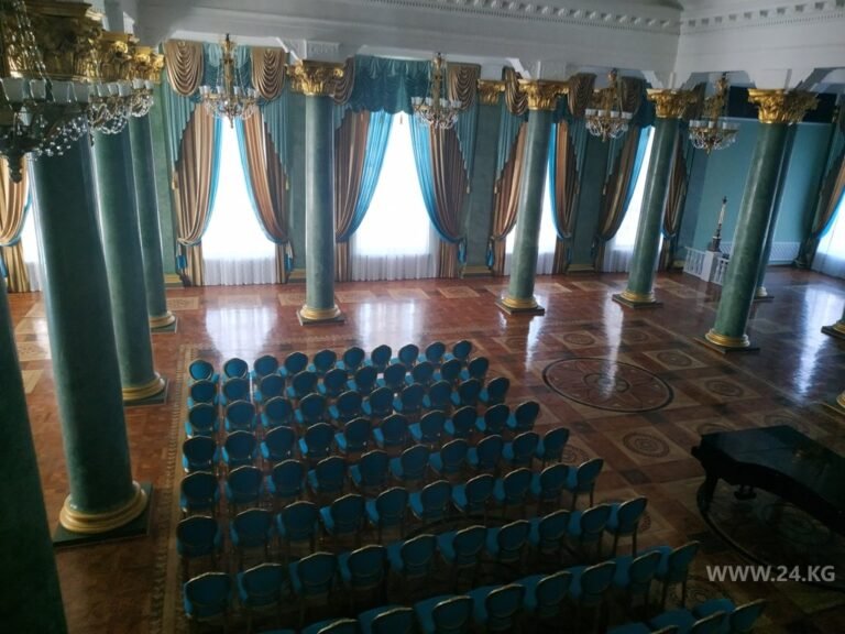 Бишкекте Опера жана балет театрында өткөн пилатес сабагы коомдо нааразычылык жаратты