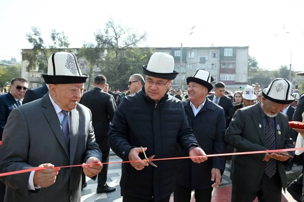 Садыр Жапаров перерезает ленточку