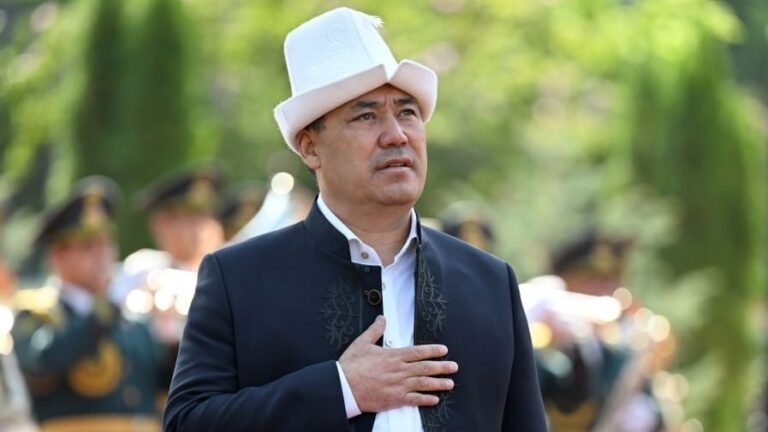 Садыр Жапаров Ош жана Новопокровкадагы кырсыктарда каза болгондордун үй-бүлөлөрүнө көңүл айтты