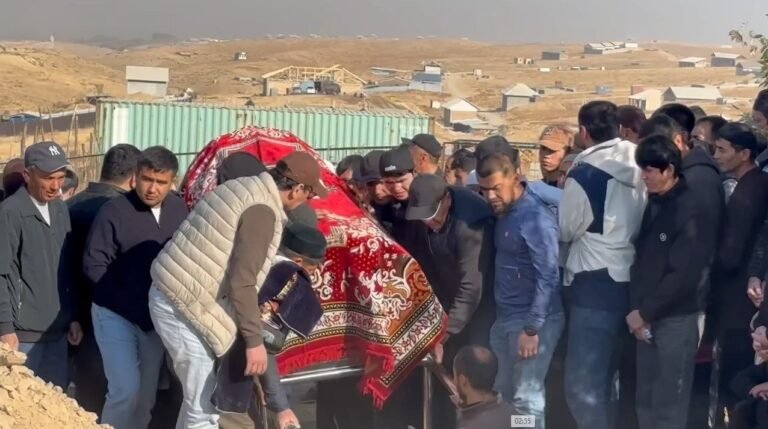 Ошто өрттөн каза болгон эне жана балдардын сөөгү жерге берилди