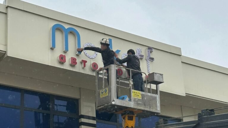 Ош шаарында аталышы кыргызча жазылбаган кафе-дүкөндөрдүн жазуулары алынууда