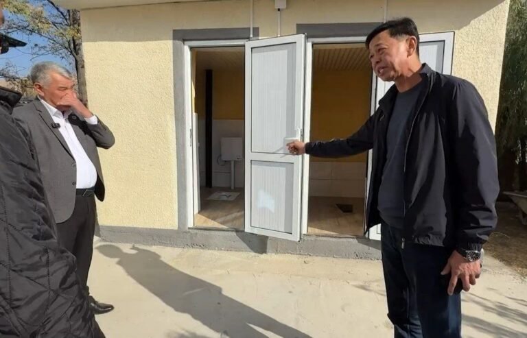 «Бул эмне тешик?» Кара-Кулжада Жогорку соттун төрагасынын сынынан кийин сырттагы ажаткана алмаштырылат