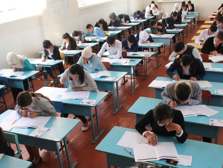 Кыргызстанда жогорку класстардын окуучулары үчүн эркин республикалык тестирлөө өткөрүлөт