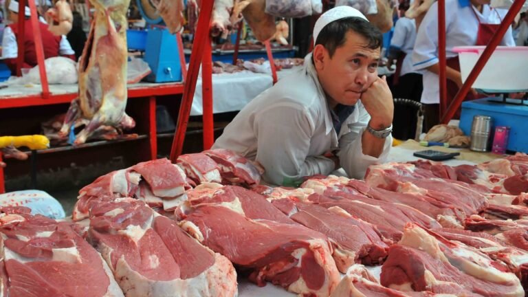 Эттин баасы осуудо: Кыргызстандын базарларында эмне болуп жатат?