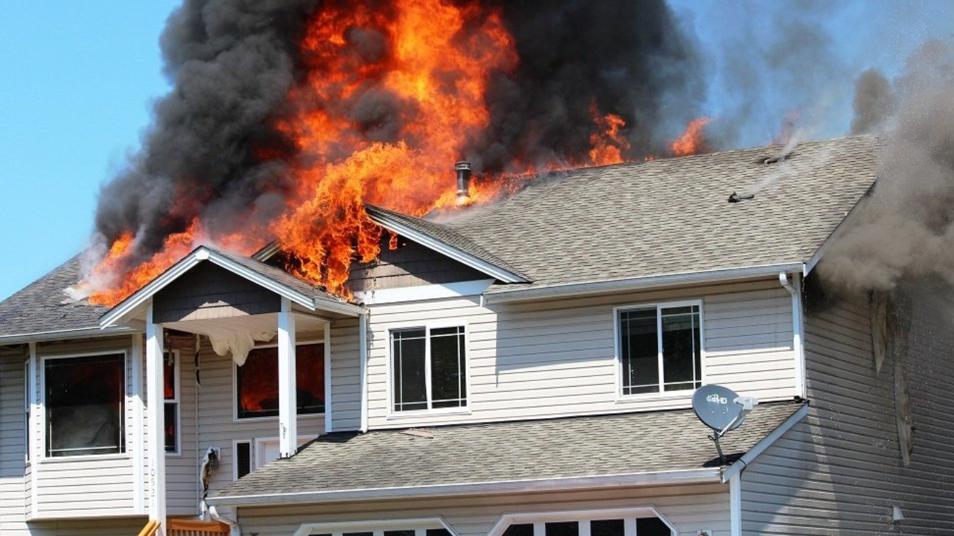 В Казахстане при пожаре погибло 12 человек, девять из них — дети