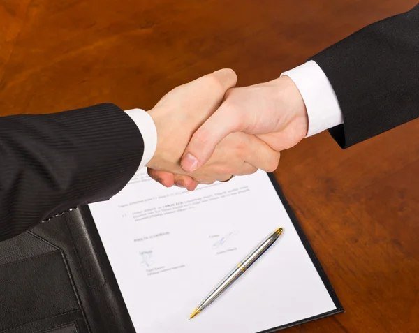 Пожимают руки