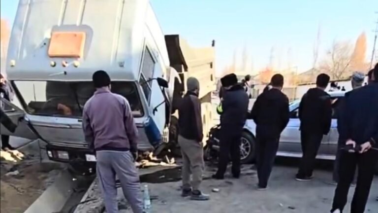 Агасынын унаасын уурдап чыгып, жөө адамдарды сүзүп, андан ары КамАЗга урунган. Аял жана анын бир жаштагы небереси көз жумду