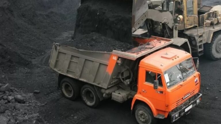 Өкмөт көмүрдү унаа менен сыртка ташып чыгууга алты айга тыюу салды