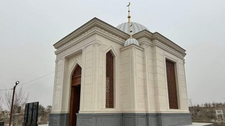 Ошто Алымбек датка менен Курманжан даткага жаңы күмбөз тургузулду