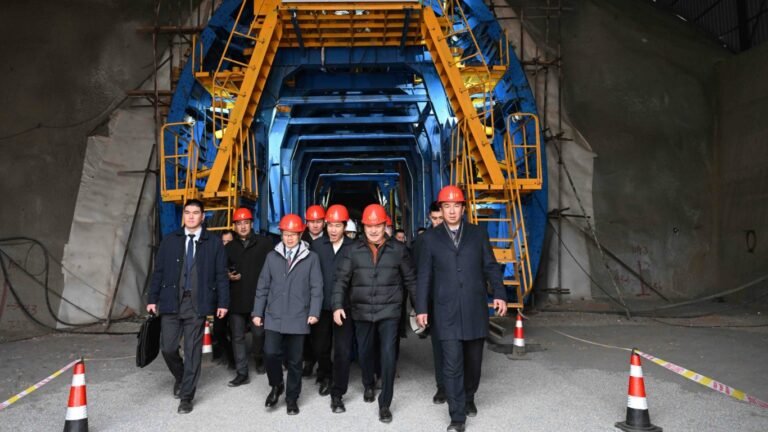 Өкмөт башчы «Кытай – Кыргызстан – Өзбекстан»  темир жолундагы туннелдин курулушу менен таанышты