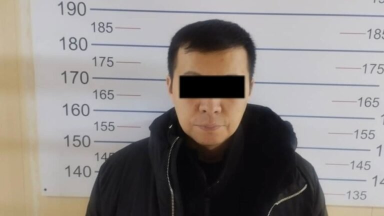 Бишкекте жогорку окуу жайдын мугалими аялын сабаганы үчүн камалды