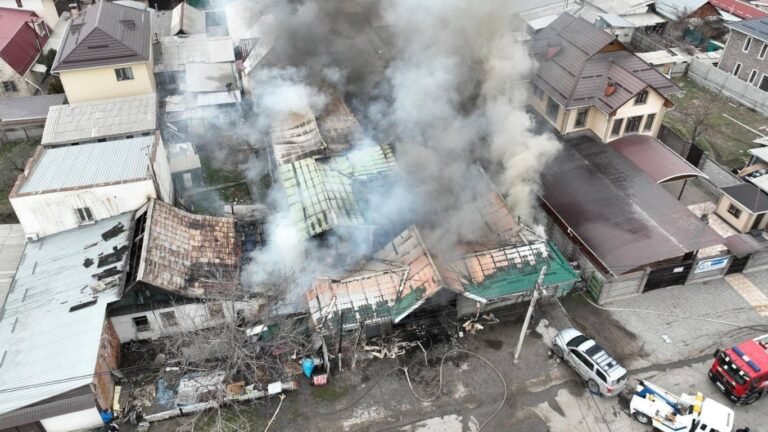 В Бишкеке при пожаре в жилом доме погиб человек