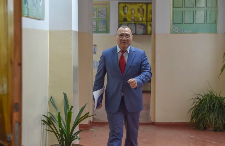 Арашан айылынын информатика мугалими балдарды санариптик келечекке кантип даярдап жатат