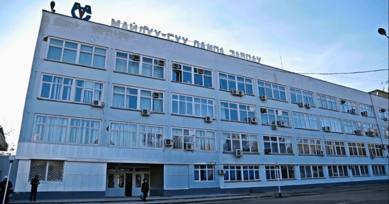 Майлуу-Суу лампа заводунун жумушчуларынын айлык карызы январдын аягына чейин төлөнөт