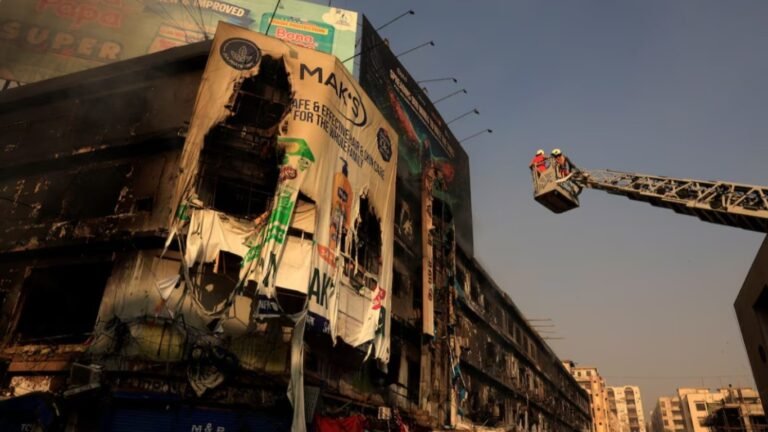 Карачидеги соода комплекстен ири өрт чыкты. Каза тапкандар 21ге жетип, 65 адам дайынсыз болууда