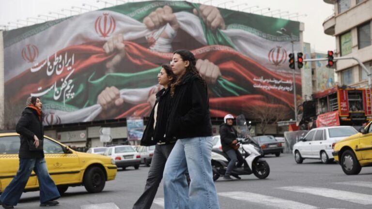 Ирандагы нааразычылыктан 5 миңдей адам каза болгону айтылды. АКШ Иранга аскердик флотун жөнөттү