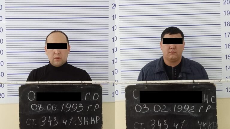 Айыпталуучудан 3 миң доллар талап кылышкан. Ошто эки тергөөчү кармалды