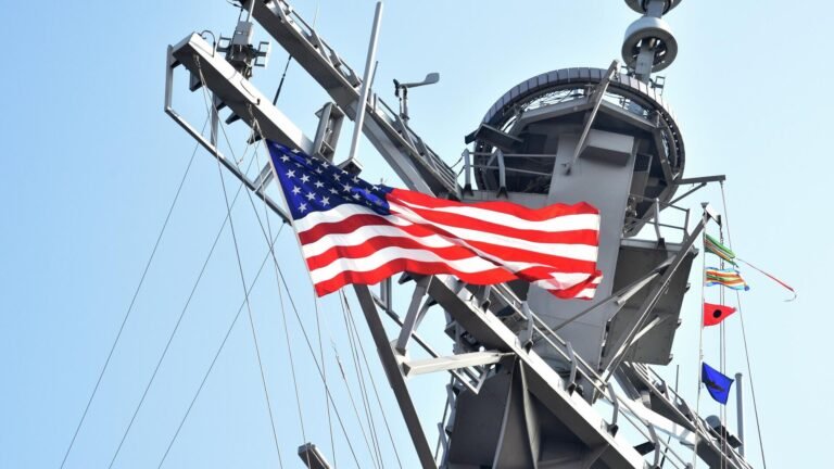 Кубанын сууларында америкалык катер менен жээк күзөтүнүн ортосунда атышуу болду