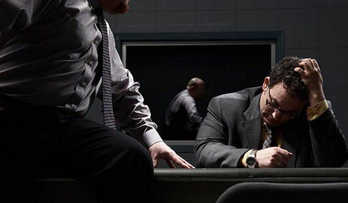 Курсан Асанов жана Аалы Карашев ИИМге суракка алынып келинди