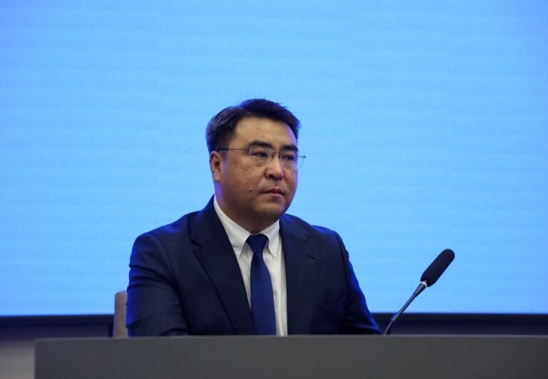 Жанар Акаев эртең мененки рейддер салтын улантып, Оштун көчөлөрүндө тартип орнотууну тапшырды