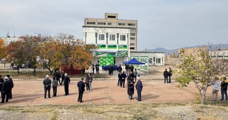 Бакыт Төрөбаев «Агрокуш» канаттуулар комплексин кеңейтүү пландары менен таанышты