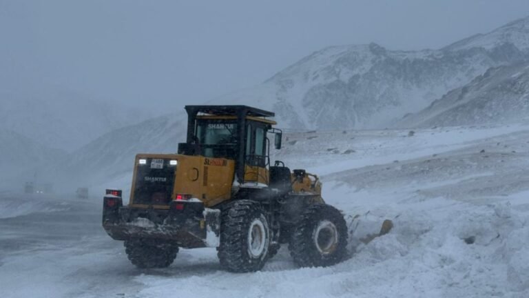 Ашууларда кар жаап, чектөөлөр күчүндө