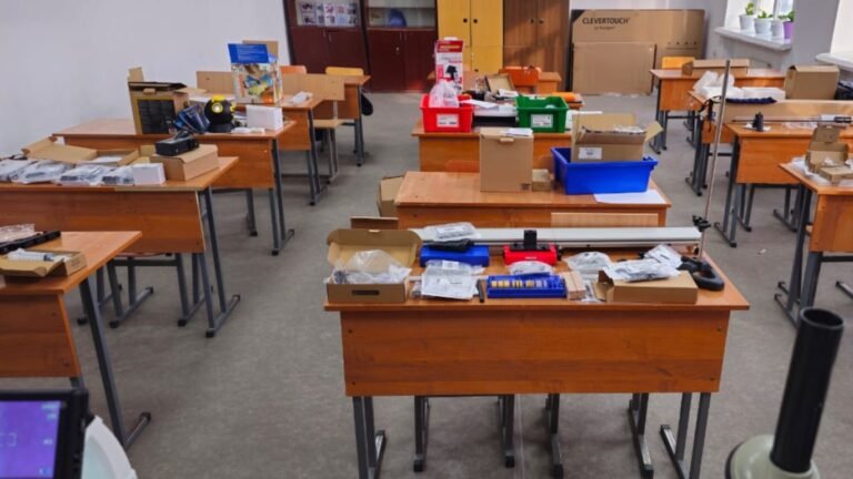 Аймактардагы 220 мектепке лабораториялык жабдуулар жана ноутбуктар берилди