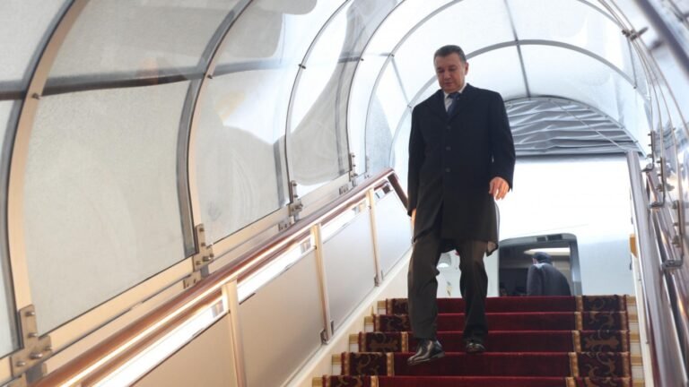 Тажикстандын премьер-министри Кохир Расулзода Бишкекке келди