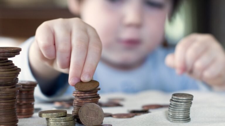 Акыйкатчынын кийлигишүүсүнөн кийин 4 балалуу энеге 151 миң сом алимент өндүрүлдү