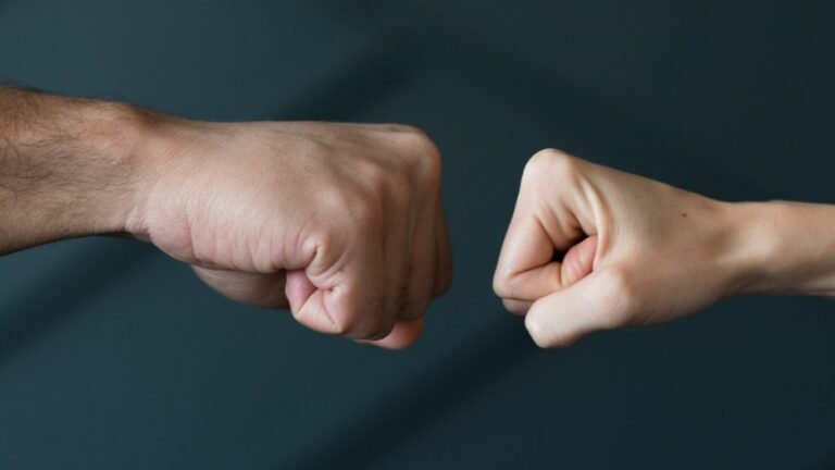 В одной из школ Бишкека произошла драка между учителем и учеником