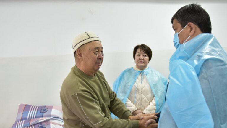 Министр менен мэр окуучу кол салды делген мугалимден кабар алышты