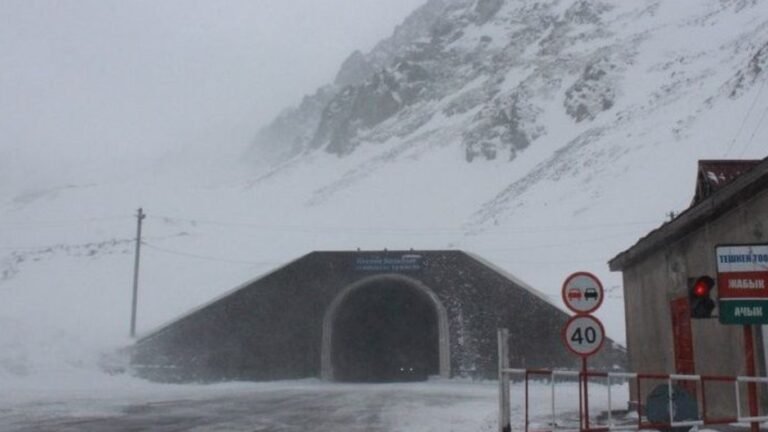 Төө-Ашууда кар көчкү атайлап түшүрүлөт: Жүк ташуучу унааларга чектөө коюлду