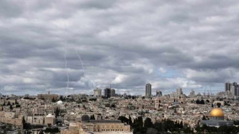 Өкмөттө Жакынкы Чыгыштагы кыргызстандык жарандарды эвакуациялоо маселеси талкууланды