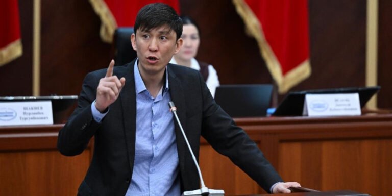 «Сөзсүз эле үнүмдү көтөрүшүм керекпи?»: Эрулан Кокулов Тоң районундагы ооруканада ызы-чуу чыгарды