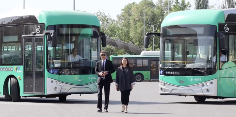 Улыбаемся и танцуем: “Дикий водитель” автобуса №33 дарит настроение бишкекчанам