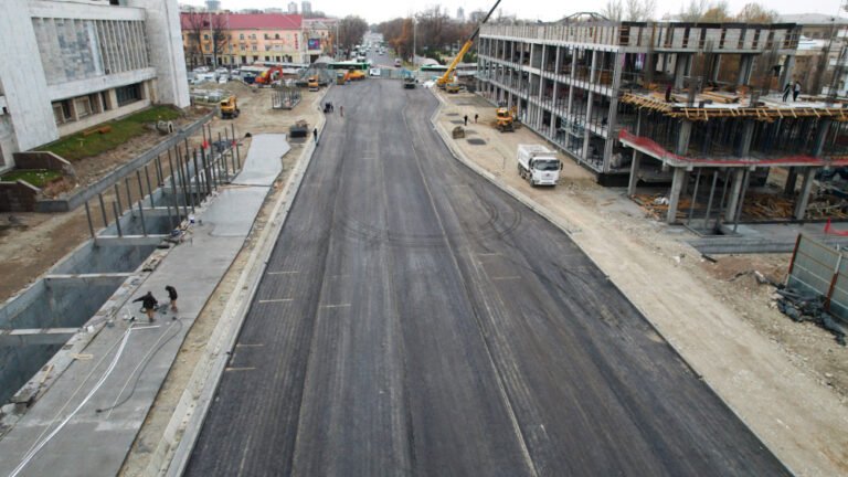 «Old Bishkek» долбоорунун жаңы өтмөгүндө шыптан суу түшүүдө: сууну чакаларга чогултуп жатышат
