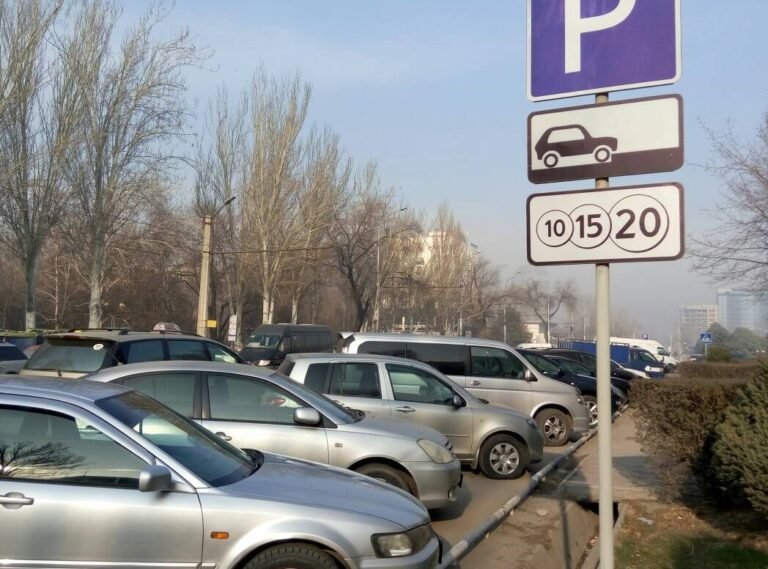 Бишкектин борборунда унаа токтотуучу жайлар акылуу болушу мүмкүн: тарифтер саатына 50 сомго чейин жетет